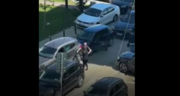 Arrestohet burri që i sulmoi dy gra në një parking të Prishtinës  dyshohet se i shkaktoi dy aksidente